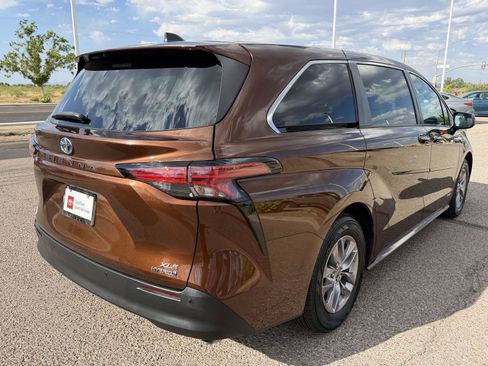 Used 2021 Toyota Sienna XLE FWD image 6