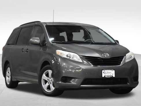 Used 2012 Toyota Sienna LE image 1
