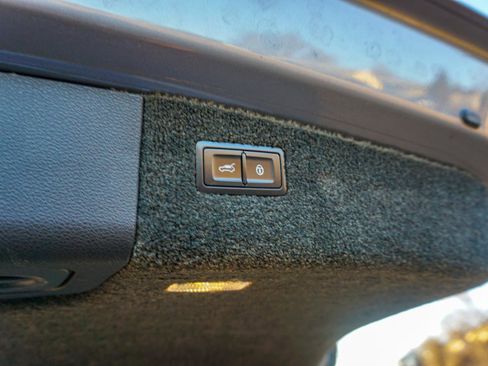 Used 2017 Bentley Bentayga image 32