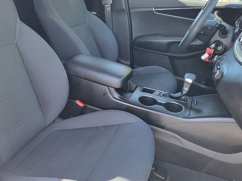 Used 2019 Kia Sorento LX image 11