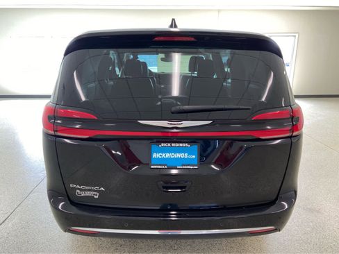 Used 2024 Chrysler Pacifica Touring-L image 6