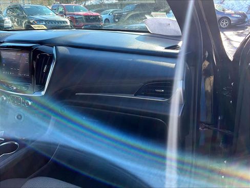 Used 2023 Chevrolet Traverse LT w/ Rear Camera Mirror Package image 13