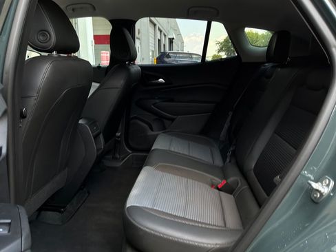 Used 2025 Chevrolet Trax LT w/ LT Convenience Package FWD image 12