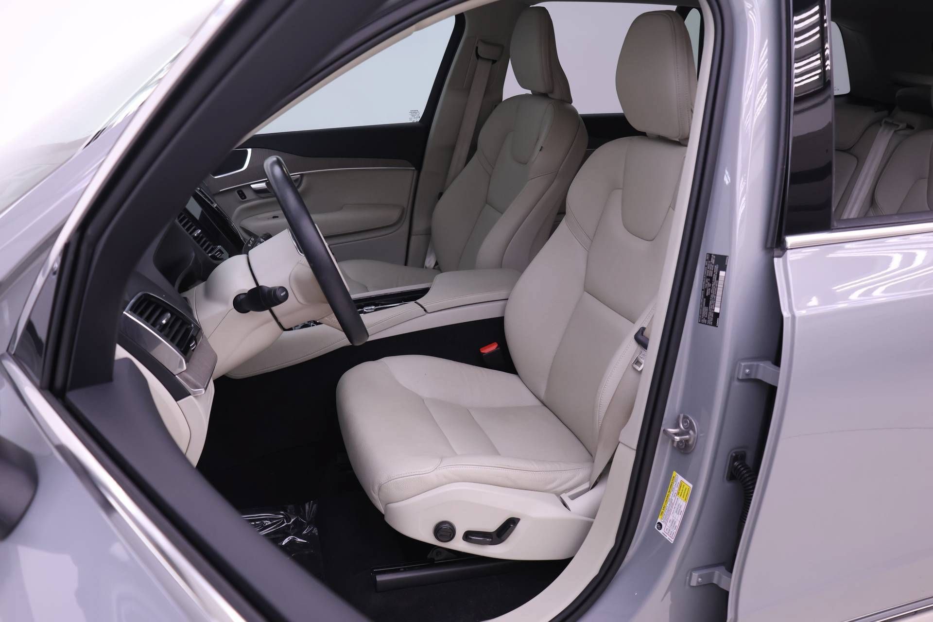Certified 2025 Volvo XC90 T8 Plus w/ Protection Package Premier AWD/4WD image 7