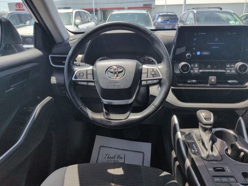 Used 2023 Toyota Highlander LE AWD/4WD image 13