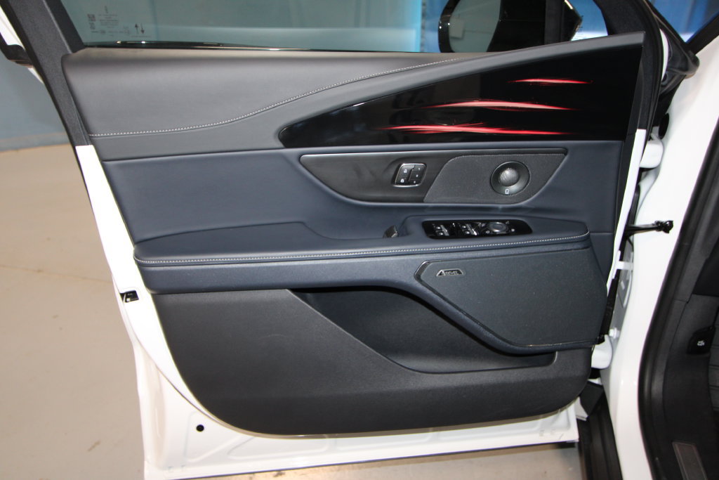 Used 2025 Lincoln Nautilus Reserve AWD/4WD image 5