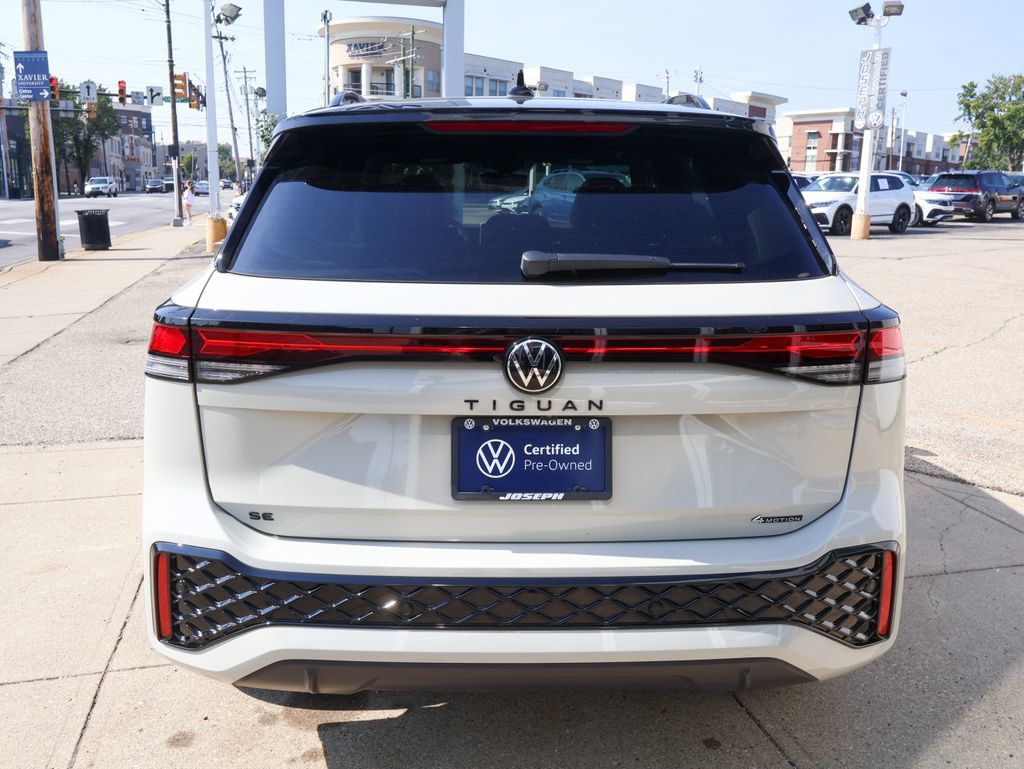 Used 2025 Volkswagen Tiguan SE R-Line AWD/4WD image 4