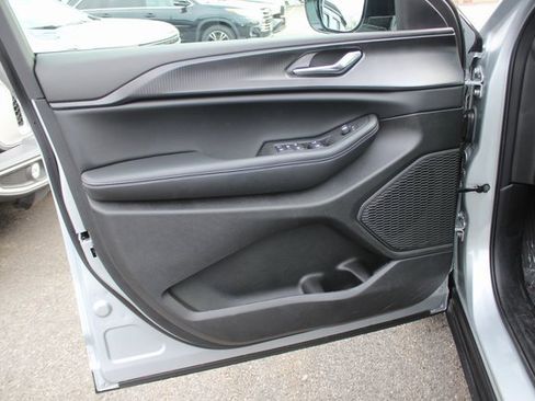 Used 2025 Jeep Grand Cherokee L Altitude image 18