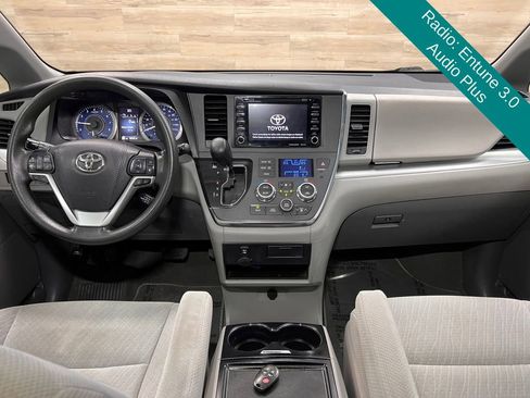 Used 2019 Toyota Sienna LE image 2