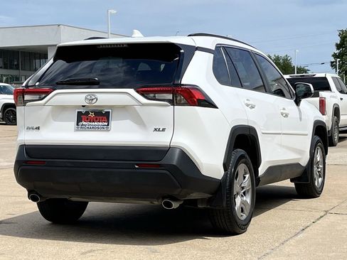 Used 2025 Toyota RAV4 XLE w/ Convenience Package FWD image 4