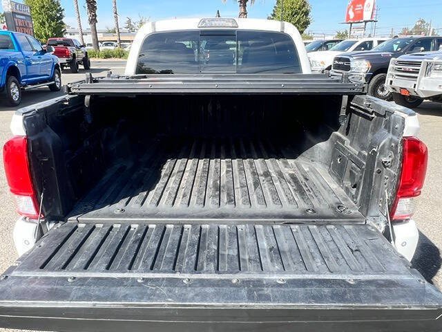 Used 2017 Toyota Tacoma TRD Sport AWD/4WD image 10