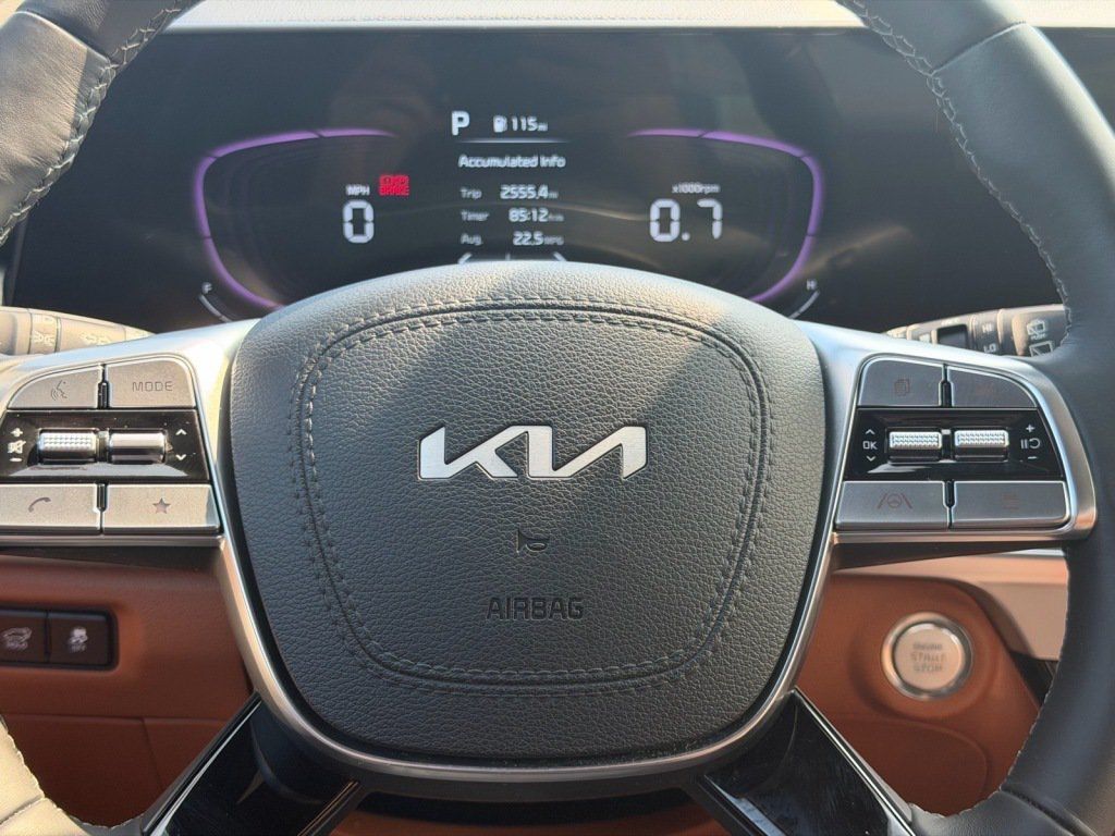 Used 2025 Kia Telluride AWD image 13