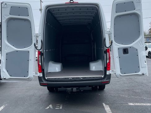 Used 2025 Mercedes-Benz Sprinter 4500 image 6