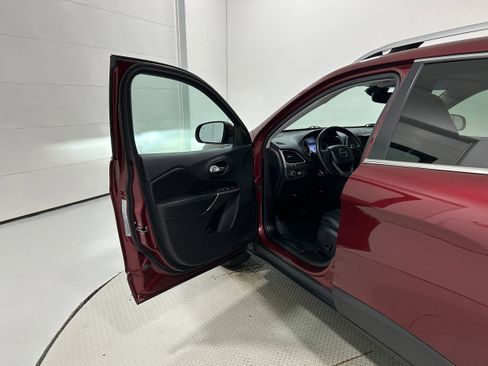 Used 2019 Jeep Cherokee Limited w/ Luxury Group AWD/4WD image 26