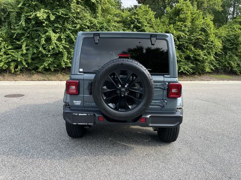 Used 2025 Jeep Wrangler Unlimited Sahara AWD/4WD image 8