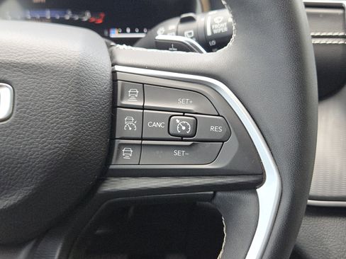 Used 2023 Jeep Grand Cherokee Altitude AWD/4WD image 27