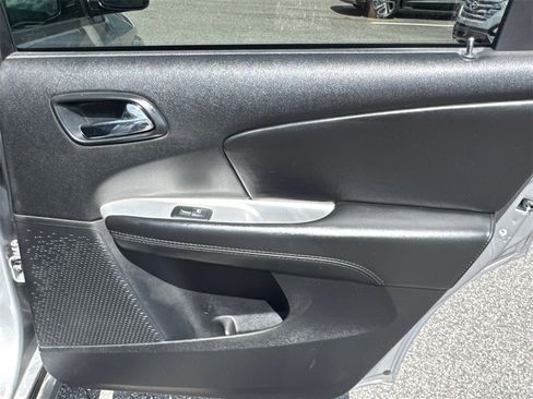 Used 2019 Dodge Journey SE image 16
