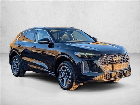 Used 2025 Audi Q5 Premium w/ Convenience Package image 3