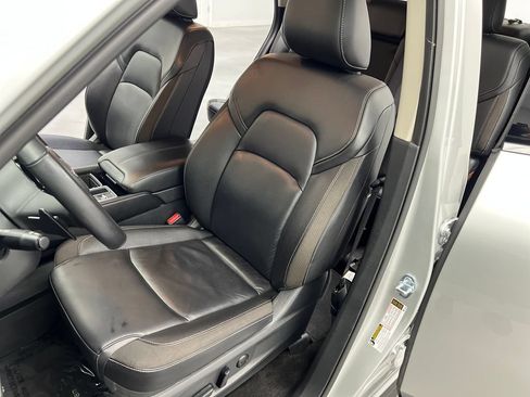 Used 2025 Nissan Pathfinder SL FWD image 11