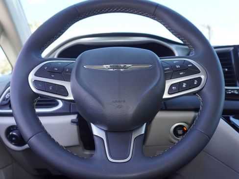 Used 2024 Chrysler Pacifica Touring-L FWD image 23
