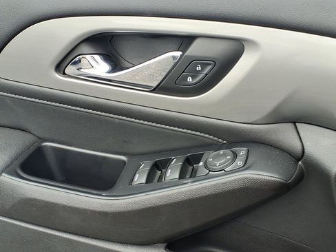 Used 2023 Chevrolet Traverse LT FWD image 19