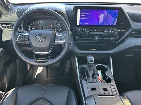 Used 2024 Toyota Highlander XSE FWD image 11