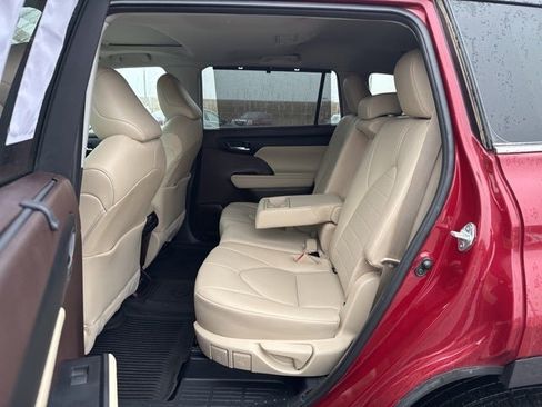Certified 2021 Toyota Highlander XLE image 16