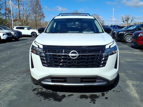 New 2026 Nissan Pathfinder Platinum image 2