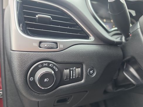 Used 2019 Jeep Cherokee Limited w/ Luxury Group AWD/4WD image 18