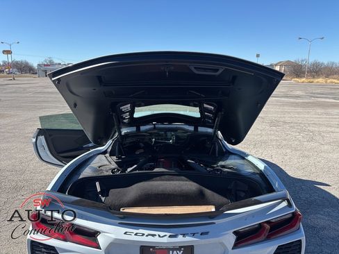 Used 2022 Chevrolet Corvette Stingray Coupe w/ Z51 Performance Package image 9