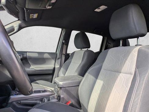 Used 2022 Toyota Tacoma TRD Sport image 11