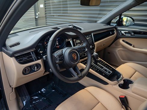 Certified 2026 Porsche Macan AWD/4WD image 4