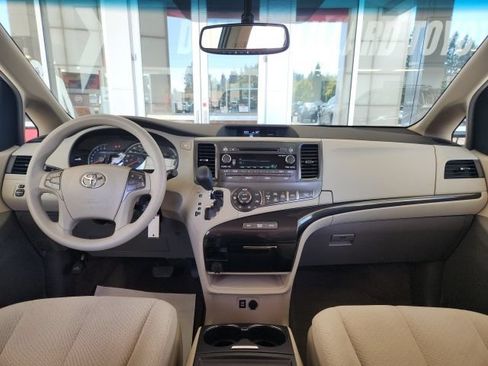 Used 2013 Toyota Sienna LE w/ Towing Pkg FWD image 19