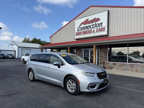 Used 2023 Chrysler Pacifica Touring-L FWD image 2