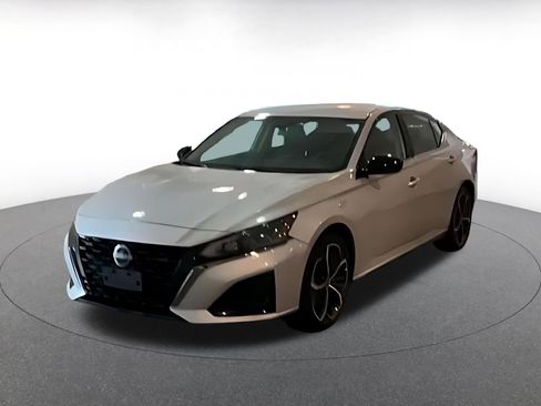 Used 2025 Nissan Altima 2.5 SR FWD image 4