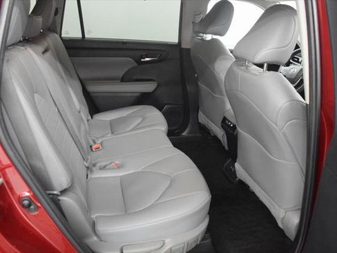 Certified 2023 Toyota Highlander XLE image 14