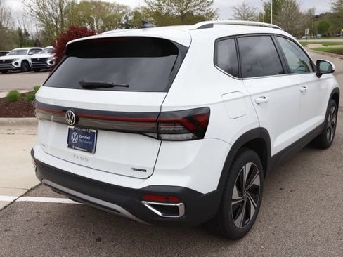 Used 2025 Volkswagen Taos SE AWD/4WD image 3