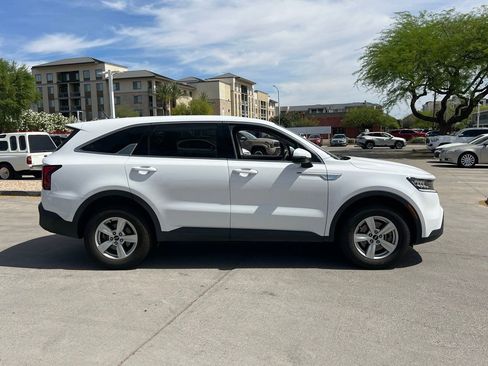 Used 2023 Kia Sorento LX image 3
