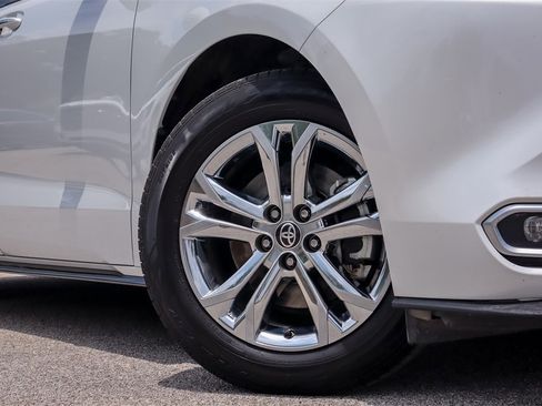 Used 2023 Toyota Sienna Platinum image 2