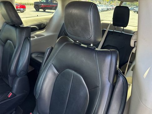 Used 2021 Chrysler Pacifica Touring-L image 17
