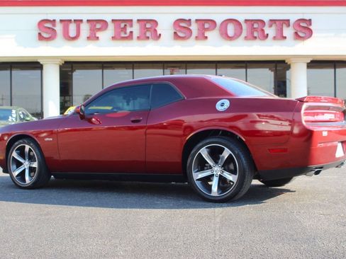 Used 2014 Dodge Challenger SXT RWD image 4