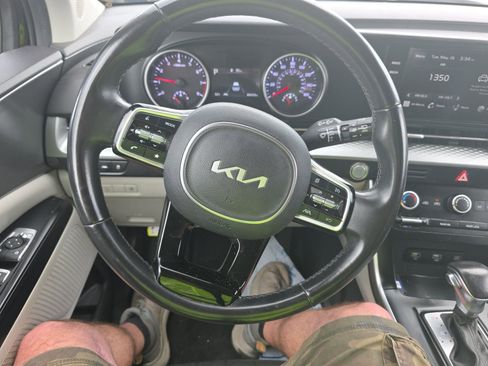 Used 2023 Kia Carnival LX FWD image 8