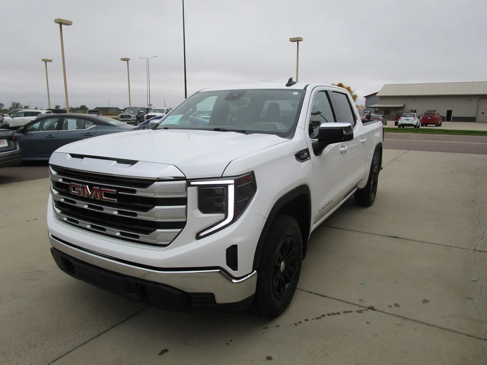 Used 2024 GMC Sierra 1500 SLE AWD/4WD image 3