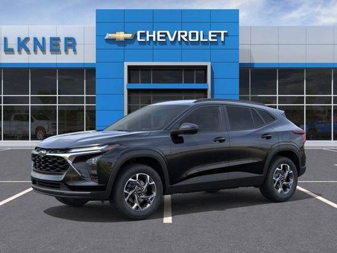 New 2025 Chevrolet Trax LT w/ Driver Confidence Package FWD image 2