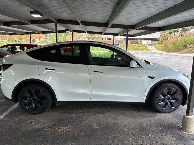 Used 2025 Tesla Model Y Long Range AWD/4WD image 2