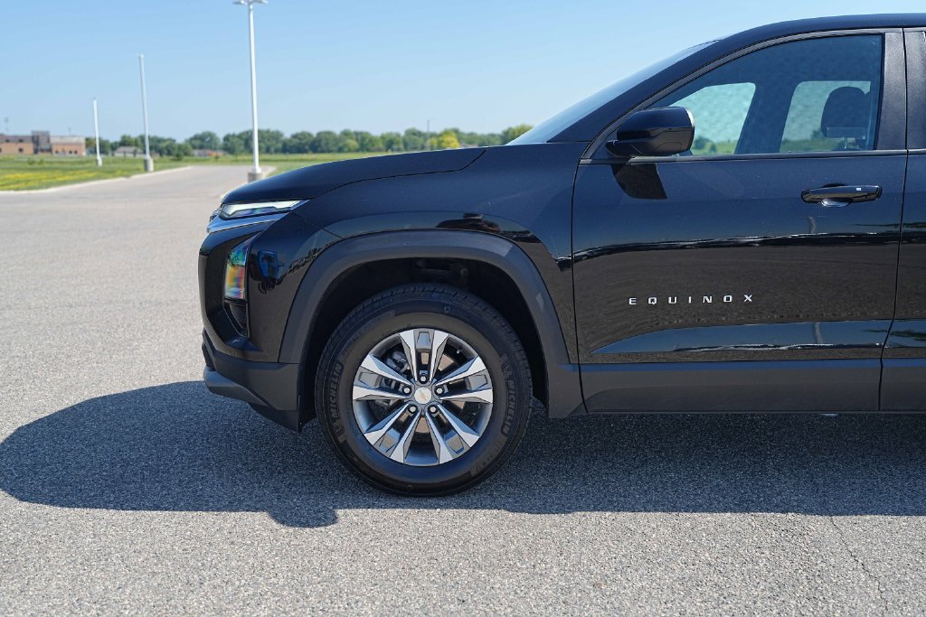 Used 2026 Chevrolet Equinox LT AWD/4WD image 14