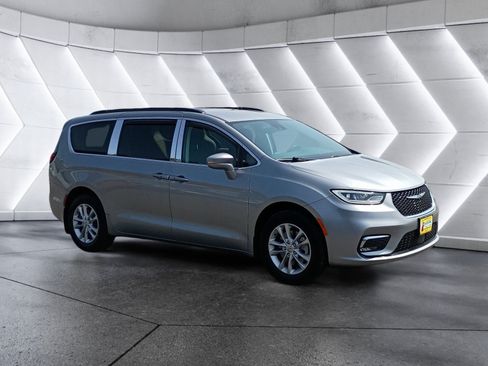 Used 2021 Chrysler Pacifica Touring AWD/4WD image 8