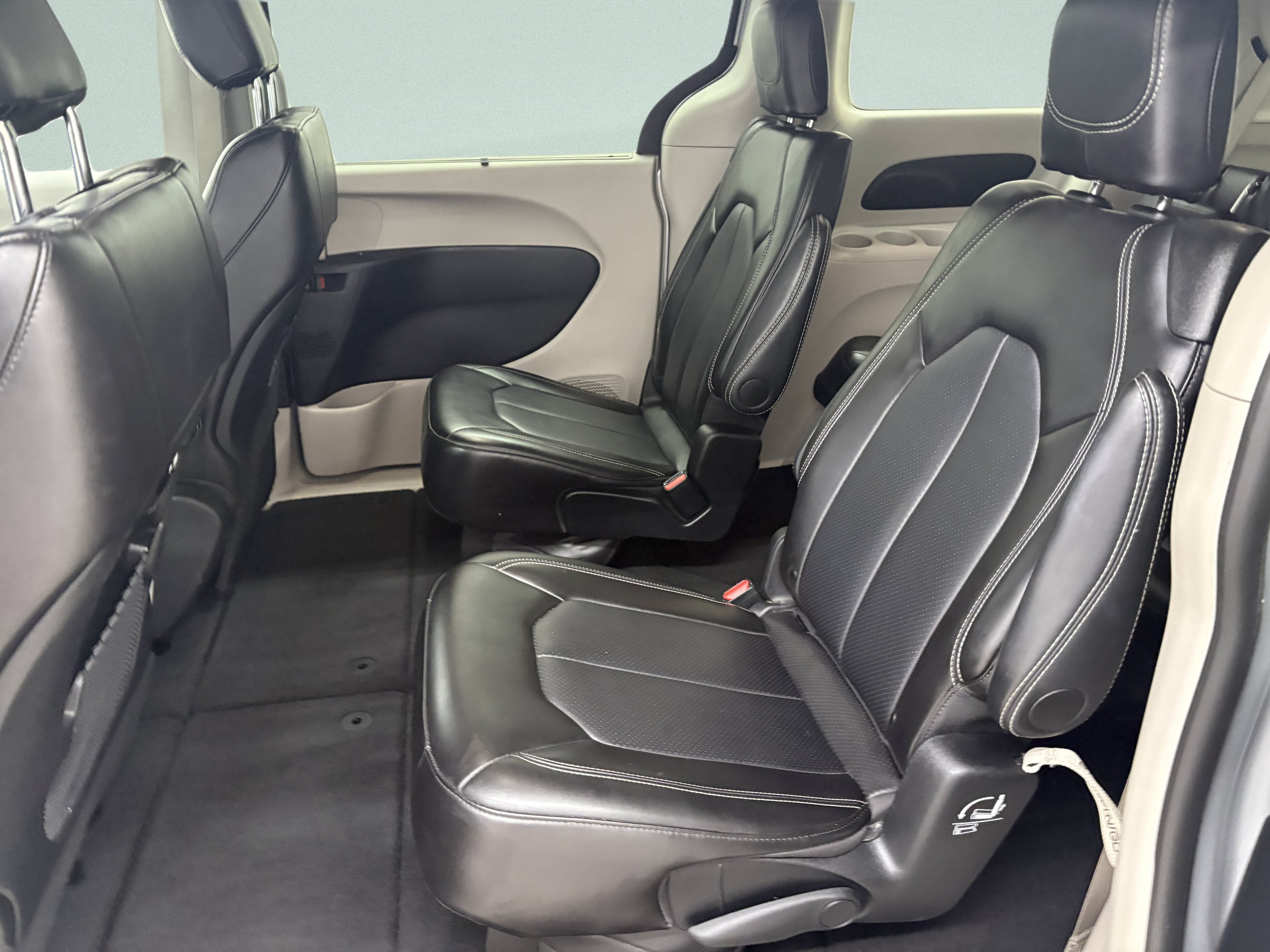 Used 2024 Chrysler Pacifica Touring-L FWD image 13