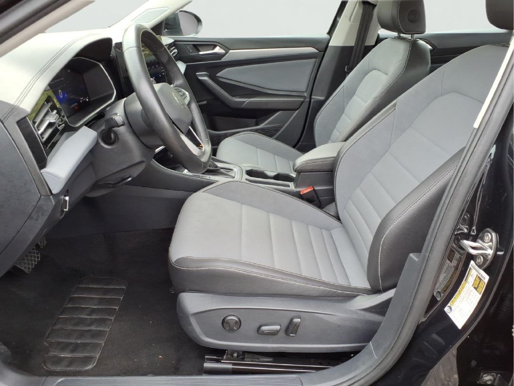 Used 2025 Volkswagen Jetta SE FWD image 15