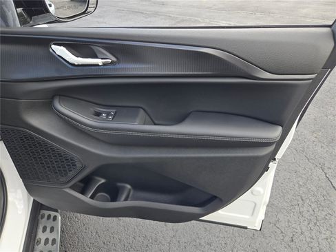 New 2025 Jeep Grand Cherokee Altitude image 6